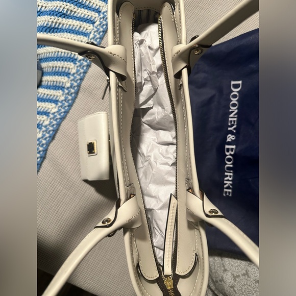 New Dooney and Bourke Zip Top Tote with Matching Wallet - Picture 5 of 11